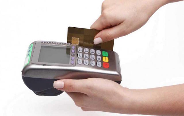 Bạn có thể ký tên của mình lên trên thẻ để nhân viên đối chiếu chữ ký của bạn khi giao dịch