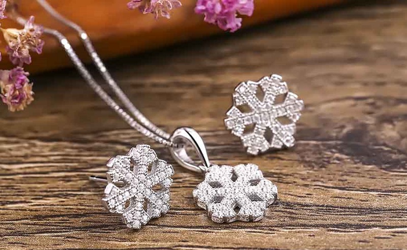 Bạch kim chế tạo trang sức sang trọng và sáng bóng