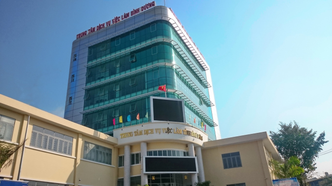 Lãnh bảo hiểm thất nghiệp tại trung tâm dịch vụ việc làm Bình Dương