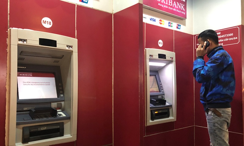 Liên hệ với hotline ghi trong buồng ATM để báo sự cố khi bị nuốt thẻ ATM