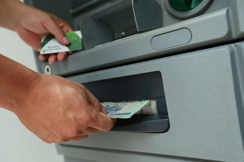 Nên chọn rút tiền ở các cây ATM cùng ngân hàng để tránh bị nuốt thẻ