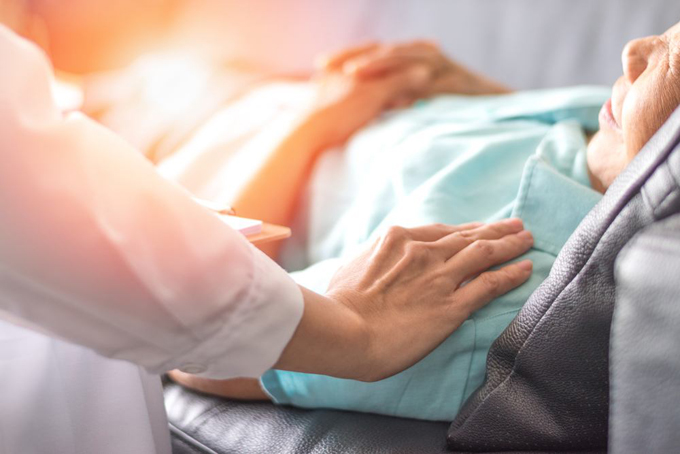 Nên mua bảo hiểm ung thư để dự phòng tài chính