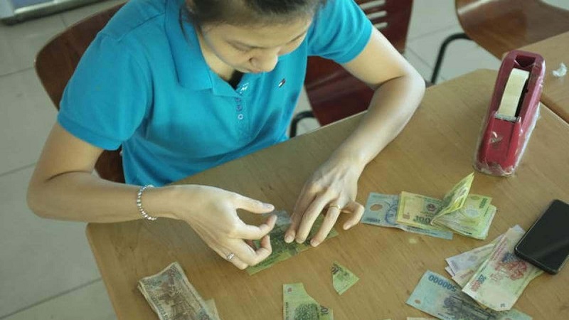 Người dân được sử dụng dịch vụ đổi tiền rách miễn phí