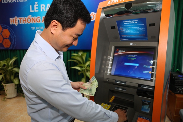 Khách hàng có thể nộp tiền mặt trực tiếp tại ATM của DongA Bank