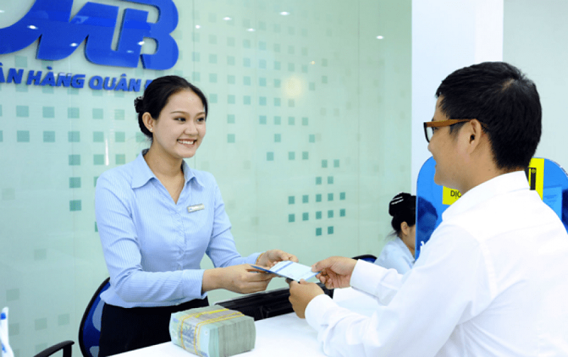 Nhân viên MB Bank giao dịch với khách hàng